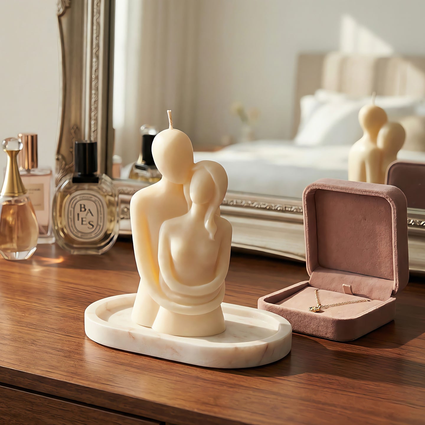 Embracing Couple Beeswax Candle Accord 2